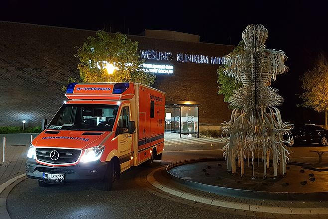 RTW vor dem Klinikum Minden